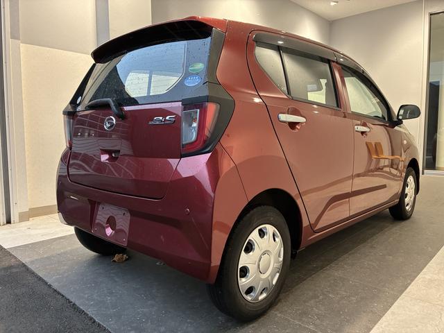 ドアバイザーがついています。雨の日でも窓を少し開けて室内の換気ができます。