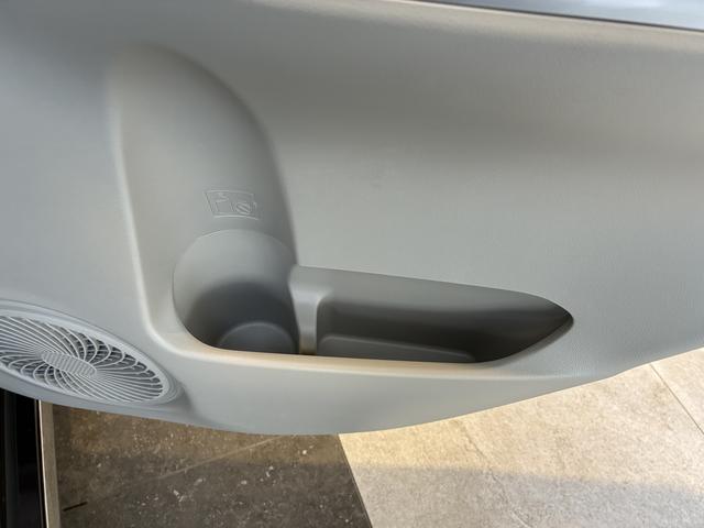 �h�A�|�P�b�g�ɂ̓h�����N�z���_�[���t���Ă��܂��B