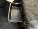 靴などが収納できる便利な助手席シートアンダートレイが付いてます