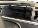 運転席インパネアッパーボックスは小物の収納に便利です。