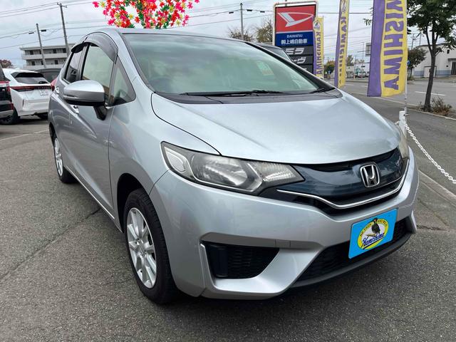 フィット 13G・Fパッケージ 4WD ETC バックカメラ ナビ アルミホイール スマートキー アイドリングストップ CVT 盗難防止システム 衝突安全ボディ ABS ESC エアコン パワーステアリング パワーウィンドウ(3枚目)