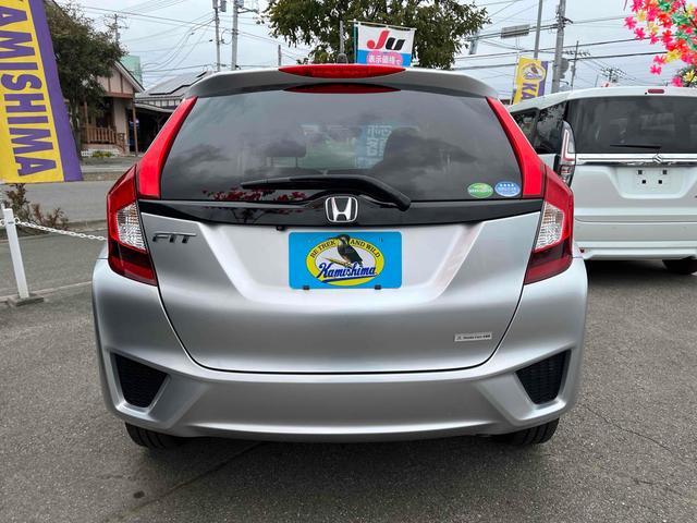 フィット 13G・Fパッケージ 4WD ETC バックカメラ ナビ アルミホイール スマートキー アイドリングストップ CVT 盗難防止システム 衝突安全ボディ ABS ESC エアコン パワーステアリング パワーウィンドウ(5枚目)
