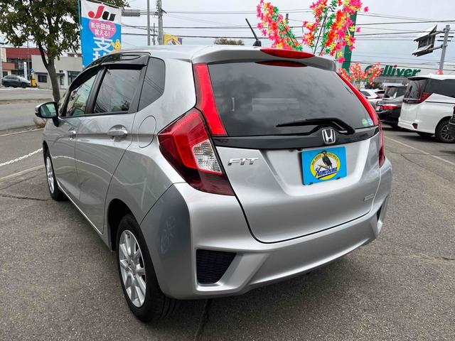 フィット 13G・Fパッケージ 4WD ETC バックカメラ ナビ アルミホイール スマートキー アイドリングストップ CVT 盗難防止システム 衝突安全ボディ ABS ESC エアコン パワーステアリング パワーウィンドウ(6枚目)