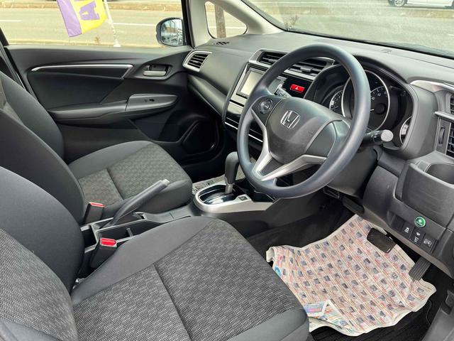 フィット 13G・Fパッケージ 4WD ETC バックカメラ ナビ アルミホイール スマートキー アイドリングストップ CVT 盗難防止システム 衝突安全ボディ ABS ESC エアコン パワーステアリング パワーウィンドウ(7枚目)