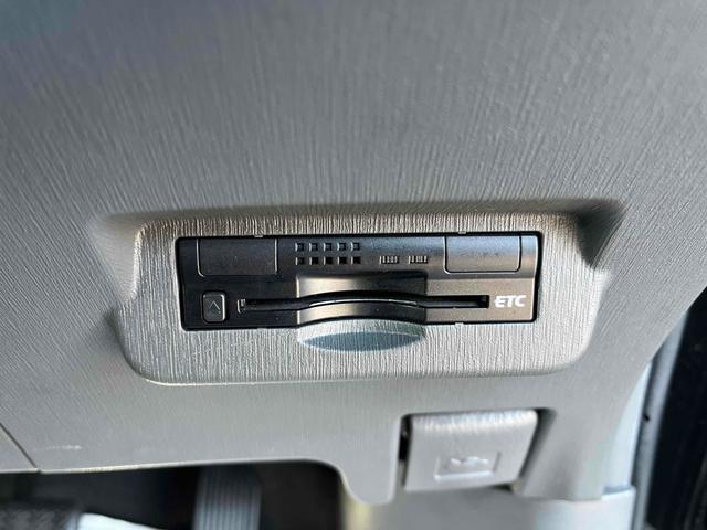 プリウスアルファ Ｓ　ＥＴＣ　ナビ　ＴＶ　アルミホイール　スマートキー　ＣＶＴ　盗難防止システム　衝突安全ボディ　ＡＢＳ　ＣＤ　ミュージックプレイヤー接続可　エアコン　パワーステアリング　パワーウィンドウ（9枚目）