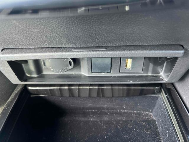 クラウンハイブリッド Ｇ　Ｆｏｕｒ　４ＷＤ　ドライブレコーダー　クリアランスソナー　レーンアシスト　オートクルーズコントロール　衝突被害軽減システム　バックカメラ　ナビ　アルミホイール　オートライト　ＬＥＤヘッドランプ　ＣＶＴ（13枚目）