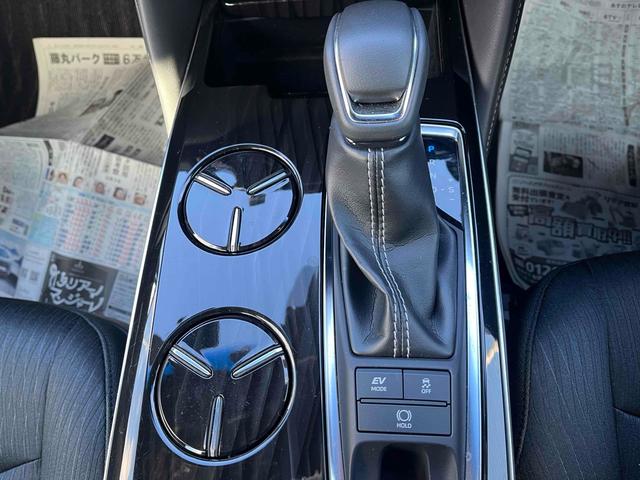 クラウンハイブリッド Ｇ　Ｆｏｕｒ　４ＷＤ　ドライブレコーダー　クリアランスソナー　レーンアシスト　オートクルーズコントロール　衝突被害軽減システム　バックカメラ　ナビ　アルミホイール　オートライト　ＬＥＤヘッドランプ　ＣＶＴ（14枚目）