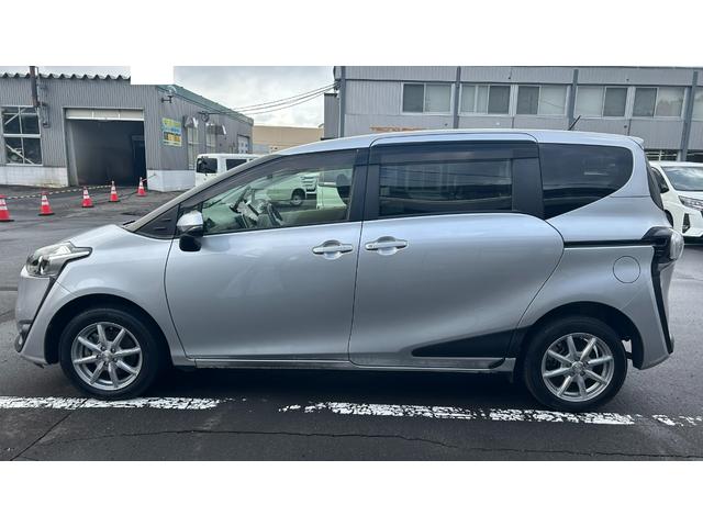 シエンタ Ｇ　トヨタセーフティーセンス　純正ワンセグナビ　バックガイドモニター　スマートキー＆純正エンジンスターター　両側電動スライドドア　３列シート　夏タイヤアルミホイール（9枚目）