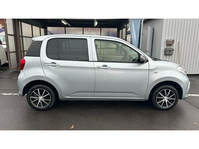 パッソ Ｘ　スマートアシスト３　純正ワンセグナビ　バックガイドモニター　運転席シートヒーター　スマートキー　ＶＳＣ　ＴＣＲ　４ＷＤ　ＥＴＣ　ベンチシート　アイドリングストップ　オートマチックハイビーム　ＣＤ（5枚目）