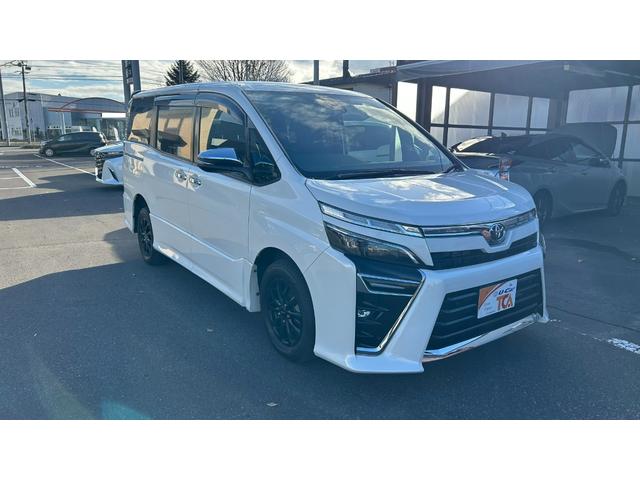 ヴォクシー ＺＳ　煌ＩＩＩ　トヨタセーフティーセンス　ＬＥＤヘッドライト　社外フルセグナビ　バックモニター　後席モニター　スマートキー＆純正エンジンスターター　クルーズコントロール（3枚目）