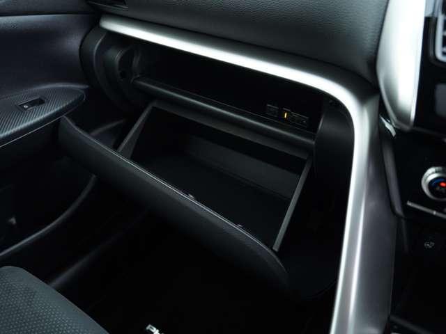 ����Ȏ�O�̑�e�ʂ̃O���[�u�{�b�N�X�ł��I�Ԍ��؂₨�Ԋ֘A�̏��ނ̕ۊǏꏊ�Ƀs�b�^���ł��I