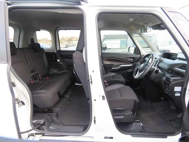 ��Ȃ̓X���C�h�h�A�ɂȂ��Ă���傫���J�����Ƃ��o���܂��̂ŁA������ł��X�[�c�P�[�X�Ȃǂ̑�^�̂��ו���ςݍ��ގ����o���܂��I