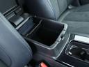 運転席と助手席の間にはコンソールボックスが備わっており、蓋はそのままアームレストとして活用することが可能☆内部はちょっとした小物入れにも使用できます☆