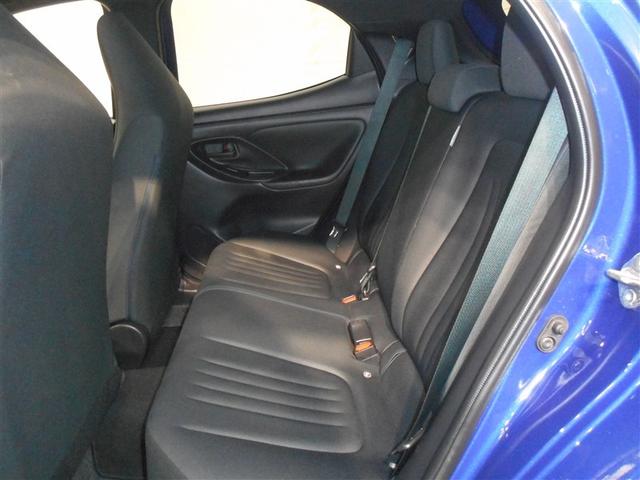 ヤリス Ｘ　４ＷＤ　メモリーナビ　ミュージックプレイヤー接続可　バックカメラ　衝突被害軽減システム　ＥＴＣ（8枚目）