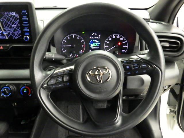ヤリス Ｘ　４ＷＤ　メモリーナビ　バックカメラ　衝突被害軽減システム　ＥＴＣ（8枚目）