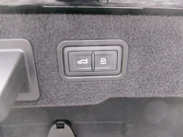 Ａ８ ５５ＴＦＳＩクワトロ　ハイブリッド　４ＷＤ　サンルーフ　本革シート　アラウンドビューモニター　インタークーラーターボ　全席シートヒーター＆パワーシート　ナビＴＶ　レーダー　ドラレコ　Ｐバックドア　ＥＴＣ　イージークローザー（37枚目）