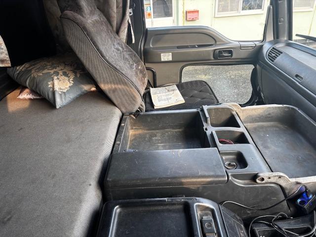 ギガ 　セルフ　ラジコン　重機運搬車　４段クレーンフックイン　ユニックＵＲＡ５０４Ｈ　エンジン６ＷＡ１　ウインチ付　ＫＣ－ＣＹＨ５０Ｗ２　６９５６５５ｋｍ　検Ｒ７年１２月　エアコン　Ｆ７　４軸低床（26枚目）