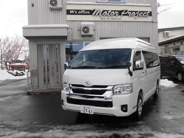 ハイエースワゴン グランドキャビン　寒冷地仕様　ホワイトパールクリスタルシャイン　パワースライドドア　バックドアイージークローザー　ＬＥＤヘッドライト　パノラミックビュー　デジタルインナーミラー　ＬＥＤフォグランプ　フロアマット（4枚目）