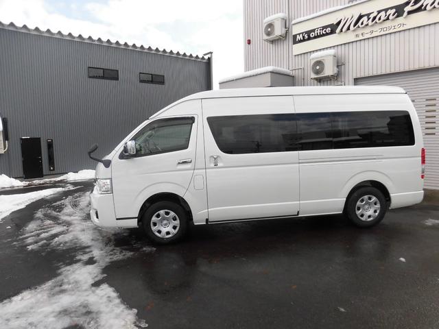 ハイエースワゴン グランドキャビン　寒冷地仕様　ホワイトパールクリスタルシャイン　パワースライドドア　バックドアイージークローザー　ＬＥＤヘッドライト　パノラミックビュー　デジタルインナーミラー　ＬＥＤフォグランプ　フロアマット（6枚目）