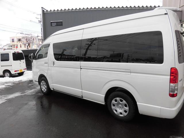 ハイエースワゴン グランドキャビン　寒冷地仕様　ホワイトパールクリスタルシャイン　パワースライドドア　バックドアイージークローザー　ＬＥＤヘッドライト　パノラミックビュー　デジタルインナーミラー　ＬＥＤフォグランプ　フロアマット（7枚目）