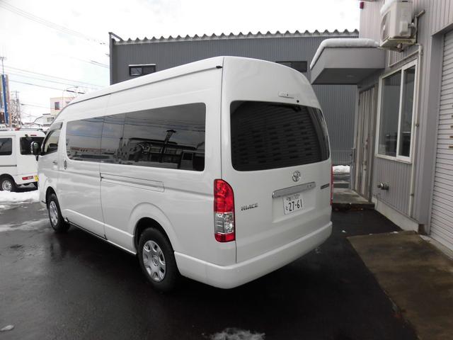 ハイエースワゴン グランドキャビン　寒冷地仕様　ホワイトパールクリスタルシャイン　パワースライドドア　バックドアイージークローザー　ＬＥＤヘッドライト　パノラミックビュー　デジタルインナーミラー　ＬＥＤフォグランプ　フロアマット（8枚目）