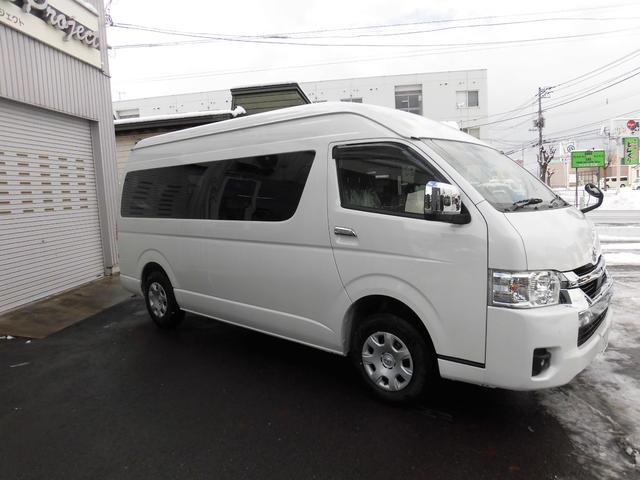 ハイエースワゴン グランドキャビン　寒冷地仕様　ホワイトパールクリスタルシャイン　パワースライドドア　バックドアイージークローザー　ＬＥＤヘッドライト　パノラミックビュー　デジタルインナーミラー　ＬＥＤフォグランプ　フロアマット（10枚目）