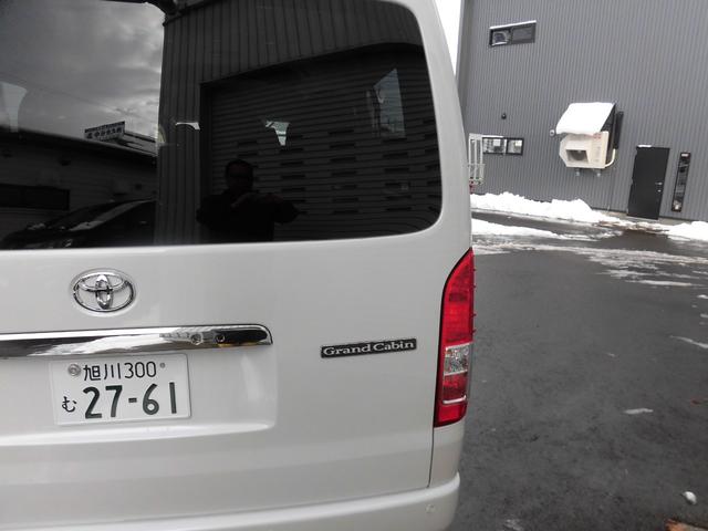ハイエースワゴン グランドキャビン　寒冷地仕様　ホワイトパールクリスタルシャイン　パワースライドドア　バックドアイージークローザー　ＬＥＤヘッドライト　パノラミックビュー　デジタルインナーミラー　ＬＥＤフォグランプ　フロアマット（11枚目）