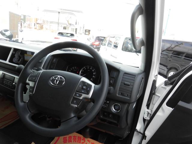 ハイエースワゴン グランドキャビン　寒冷地仕様　ホワイトパールクリスタルシャイン　パワースライドドア　バックドアイージークローザー　ＬＥＤヘッドライト　パノラミックビュー　デジタルインナーミラー　ＬＥＤフォグランプ　フロアマット（14枚目）