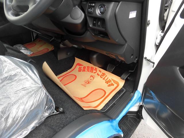 ハイエースワゴン グランドキャビン　寒冷地仕様　ホワイトパールクリスタルシャイン　パワースライドドア　バックドアイージークローザー　ＬＥＤヘッドライト　パノラミックビュー　デジタルインナーミラー　ＬＥＤフォグランプ　フロアマット（18枚目）