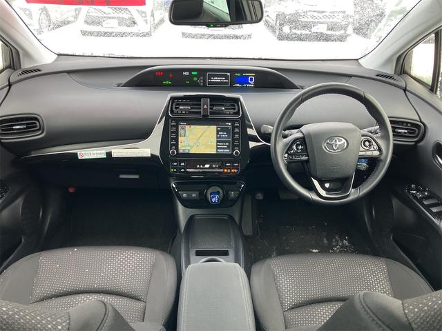 プリウス SセーフティプラスII 4WD ETC クリアランスソナー レーンアシスト オートクルーズコントロール 衝突被害軽減システム バックカメラ ナビ アルミホイール オートマチックハイビーム オートライト LEDヘッドランプ(2枚目)