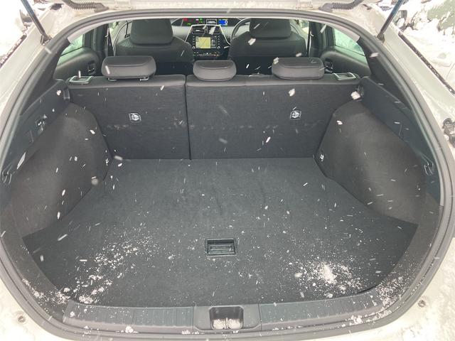 プリウス SセーフティプラスII 4WD ETC クリアランスソナー レーンアシスト オートクルーズコントロール 衝突被害軽減システム バックカメラ ナビ アルミホイール オートマチックハイビーム オートライト LEDヘッドランプ(29枚目)