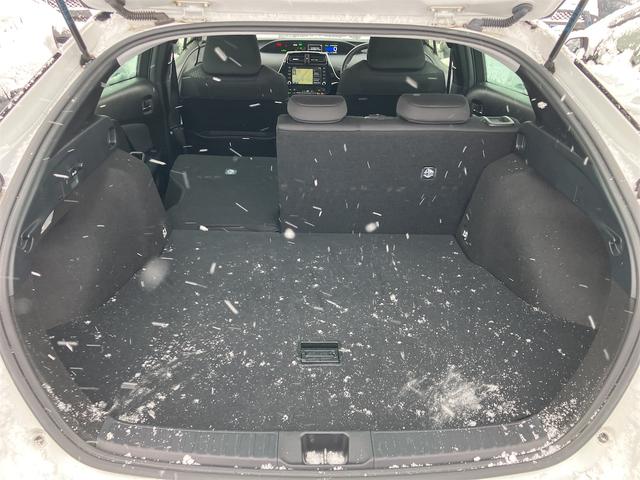 プリウス SセーフティプラスII 4WD ETC クリアランスソナー レーンアシスト オートクルーズコントロール 衝突被害軽減システム バックカメラ ナビ アルミホイール オートマチックハイビーム オートライト LEDヘッドランプ(30枚目)