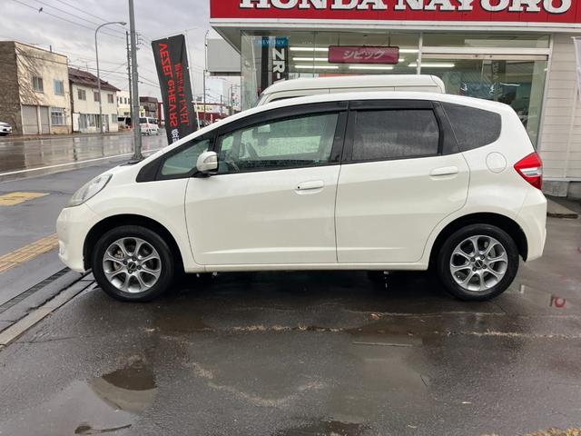 フィット L 4WD スマートキー TV付ナビ バックカメラ ETC(9枚目)