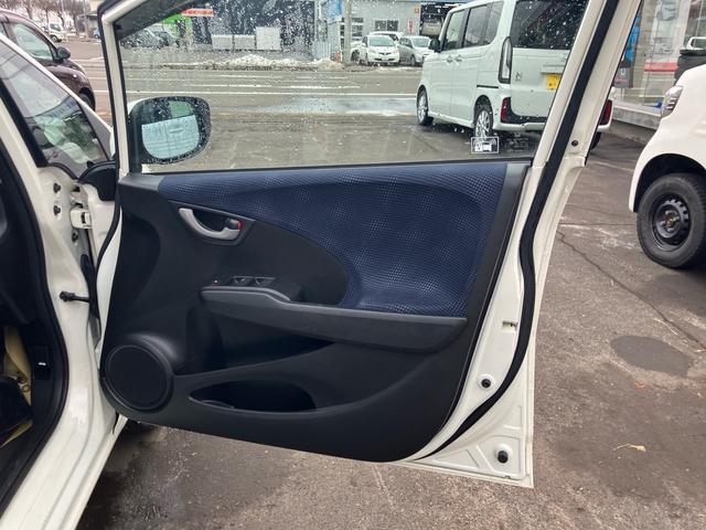 フィット L 4WD スマートキー TV付ナビ バックカメラ ETC(11枚目)