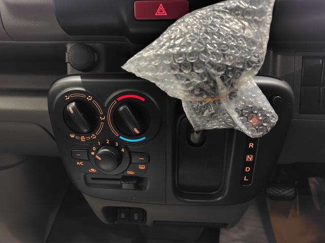 エブリイ ＰＡリミテッド　届出済未使用車　デュアルカメラブレーキサポート　リアパーキングセンサー　切替式４ＷＤ　レーンアシスト　アイドリングストップ　パワーウィンドウ　横滑り防止装置　マニュアルエアコン　オートライト（13枚目）