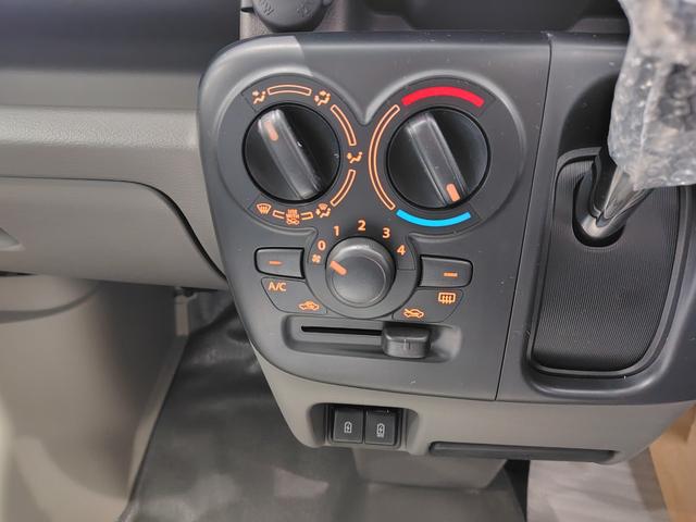 エブリイ ＰＡリミテッド　届出済未使用車　デュアルカメラブレーキサポート　リアパーキングセンサー　切替式４ＷＤ　レーンアシスト　アイドリングストップ　パワーウィンドウ　横滑り防止装置　マニュアルエアコン　オートライト（14枚目）