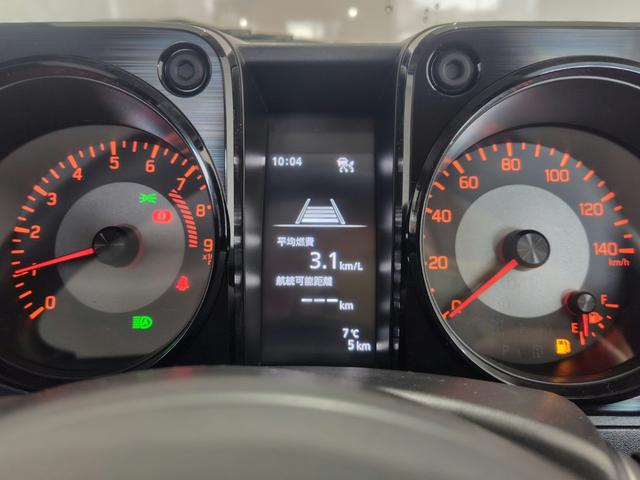 ジムニー ＸＧ　４ＷＤ　届出済み未使用車　衝突軽減システム　ダウンヒルアシスト　アイドリングストップ　エアコン　キーレスエントリー　オートライト　盗難防止システム　エアバック　ＡＢＳ（7枚目）