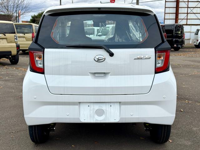 ミライース Ｌ　ＳＡＩＩＩ　届出済み未使用車　スマートアシスト　キーレスエントリー　クリアランスソナー　オーディオレス　アイドリングストップ　横滑り防止　ハロゲンヘッドライト　オートライト　オートハイビーム　フルタイム４ＷＤ（8枚目）