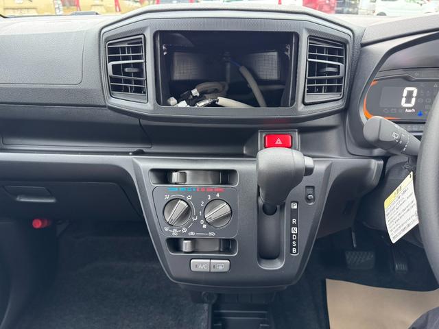 ミライース Ｌ　ＳＡＩＩＩ　届出済み未使用車　スマートアシスト　キーレスエントリー　クリアランスソナー　オーディオレス　アイドリングストップ　横滑り防止　ハロゲンヘッドライト　オートライト　オートハイビーム　フルタイム４ＷＤ（35枚目）