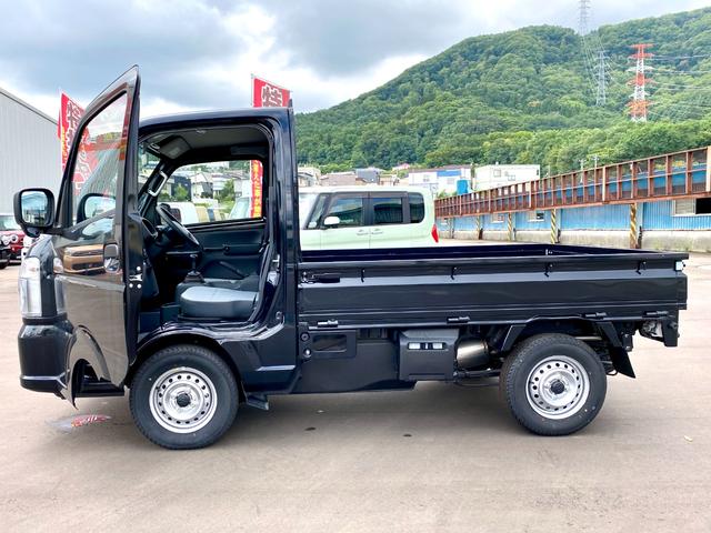 キャリイトラック KCエアコン・パワステ 届出済み未使用車 キーレスエントリー パートタイム4WD ハロゲンヘッドライト オートライト 純正スピーカー付きラジオ スチールホイール クリアランスソナー(5枚目)