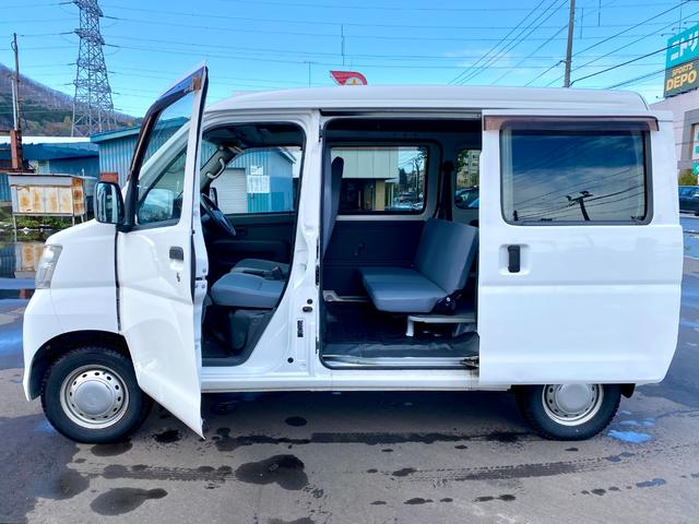 ハイゼットカーゴ ＤＸ　キーレスエントリー　両側スライドドア　ハロゲンヘッドライト　パートタイム４ＷＤ　純正スピーカー付きラジオ　パワーステアリング　パワーウインドウ　マニュアルエアコン（6枚目）