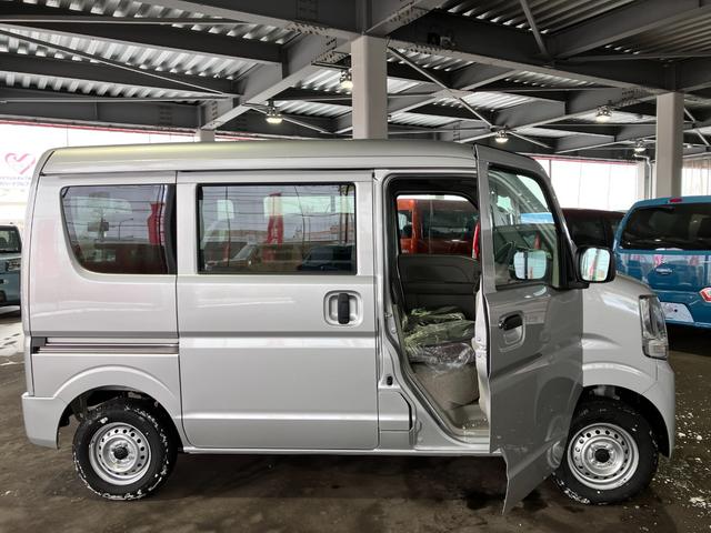エブリイ ＰＡリミテッド　届出済み未使用車　デュアルカメラブレーキサポート　キーレスエントリー　パワーウインドウ　マニュアルエアコン　ＵＳＢポート　パートタイム４ＷＤ　アイドリングストップ　クリアランスソナー（13枚目）