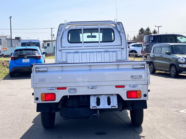 キャリイトラック ＫＣパワステ農繁仕様　パワーステアリング　ハロゲンヘッドライト　５速マニュアル　横滑り防止　デフロック　エアバッグ　パートタイム４ＷＤ　純正スピーカー付きラジオ（8枚目）