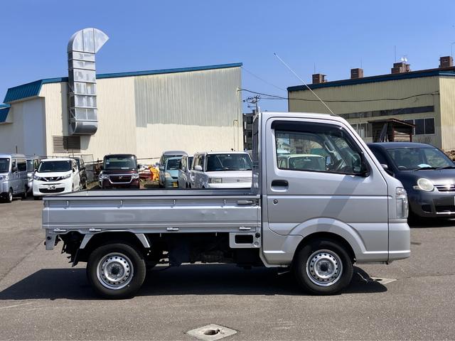 キャリイトラック ＫＣパワステ農繁仕様　パワーステアリング　ハロゲンヘッドライト　５速マニュアル　横滑り防止　デフロック　エアバッグ　パートタイム４ＷＤ　純正スピーカー付きラジオ（10枚目）