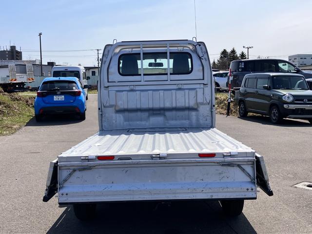 キャリイトラック ＫＣパワステ農繁仕様　パワーステアリング　ハロゲンヘッドライト　５速マニュアル　横滑り防止　デフロック　エアバッグ　パートタイム４ＷＤ　純正スピーカー付きラジオ（14枚目）