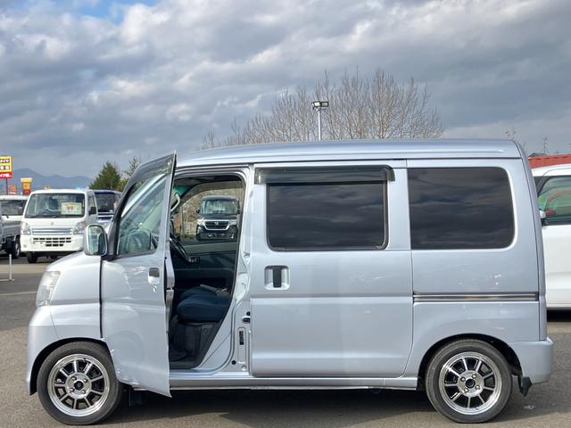 ハイゼットカーゴ クルーズターボ 5速マニュアル車 パートタイム4WD キーレスエントリー 社外ステアリング 純正積込 電動格納ミラー パワーステアリング パワーウインドウ エアコン 社外オーディオ(6枚目)