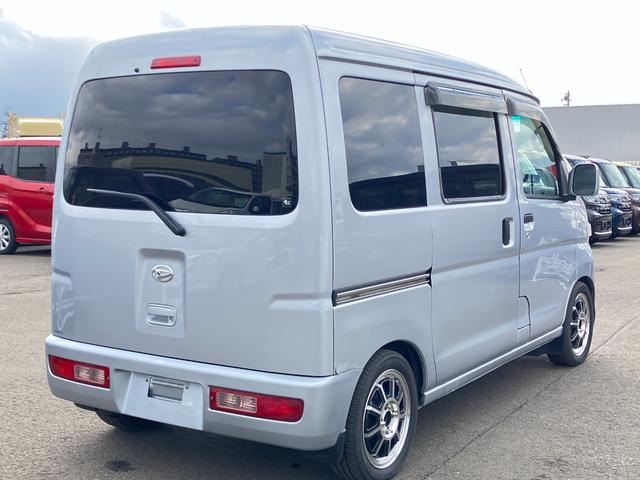 ハイゼットカーゴ クルーズターボ 5速マニュアル車 パートタイム4WD キーレスエントリー 社外ステアリング 純正積込 電動格納ミラー パワーステアリング パワーウインドウ エアコン 社外オーディオ(10枚目)