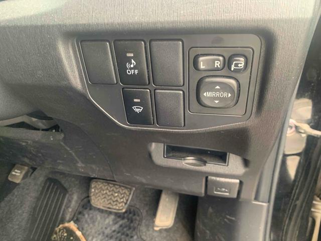 プリウス Ｓ　ワンオーナー車　クリアランスソナー　ナビ　アルミホイール　ＨＩＤ　ＣＶＴ　スマートキー　電動格納ミラー　盗難防止システム　衝突安全ボディ　ＡＢＳ　ＥＳＣ　エアコン　パワーステアリング　パワーウィンドウ（4枚目）