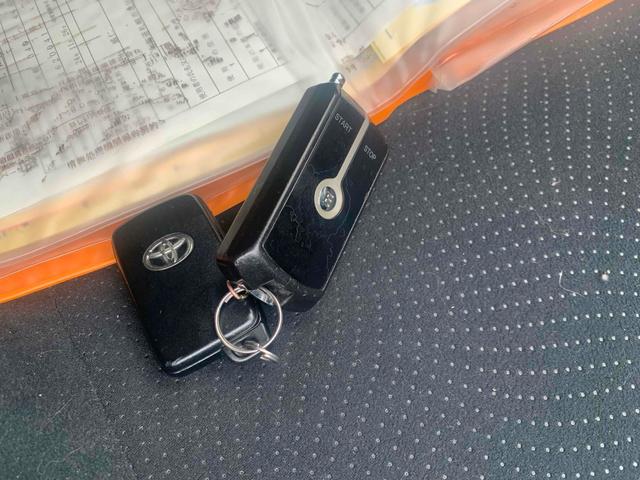 プリウス Ｓ　ワンオーナー車　クリアランスソナー　ナビ　アルミホイール　ＨＩＤ　ＣＶＴ　スマートキー　電動格納ミラー　盗難防止システム　衝突安全ボディ　ＡＢＳ　ＥＳＣ　エアコン　パワーステアリング　パワーウィンドウ（6枚目）