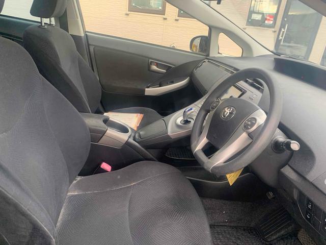 プリウス Ｓ　ワンオーナー車　クリアランスソナー　ナビ　アルミホイール　ＨＩＤ　ＣＶＴ　スマートキー　電動格納ミラー　盗難防止システム　衝突安全ボディ　ＡＢＳ　ＥＳＣ　エアコン　パワーステアリング　パワーウィンドウ（7枚目）
